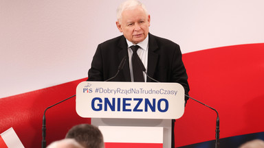 Konwój z Jarosławem Kaczyńskim obrzucony jajami. Prezes PiS o agresji w polityce