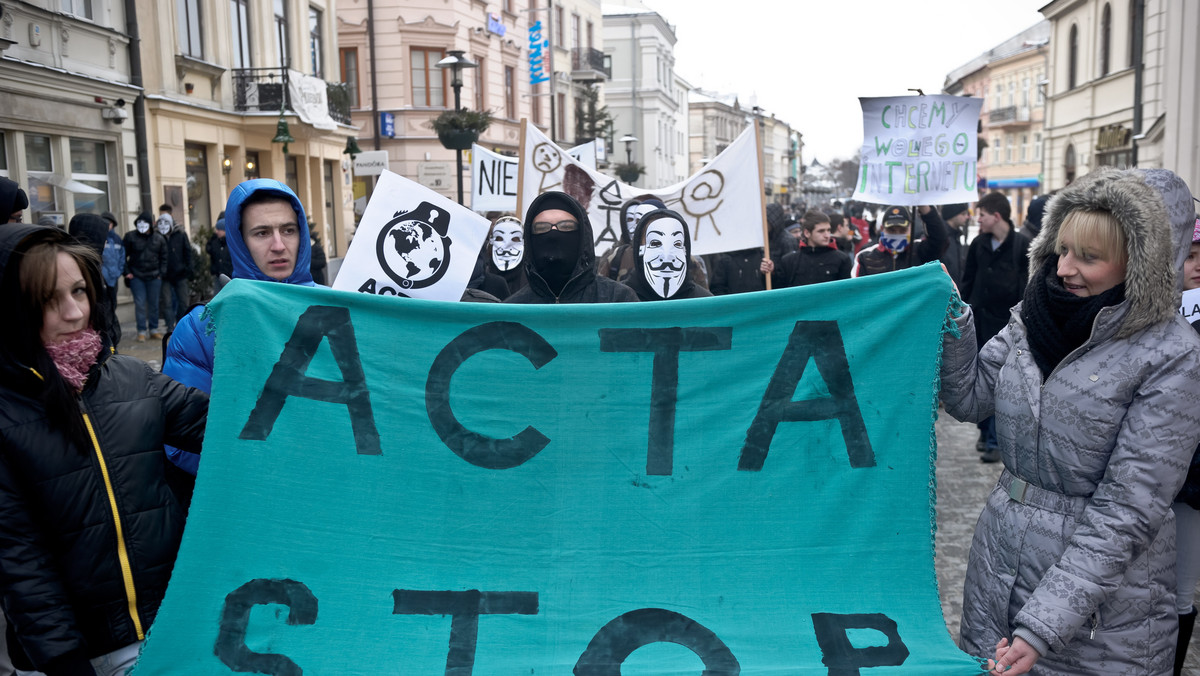 Około 500 młodych osób przed lubelskim ratuszem po raz kolejny w ostatnich dniach zaprotestowało przeciwko ratyfikowaniu przez nasz rząd układu ACTA - informuje Radio Lublin.