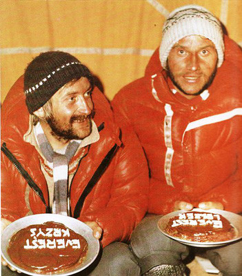 Leszek Cichy (z prawej) i Krzysztof Wielicki symbolicznie świętują sukces, fot. Bogdan Jankowski, zdjęcie z książki "Mount Everest - Dzieje zdobycia i podboju"