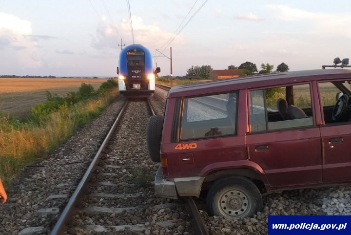 Porzucił auto na torach kolejowych!