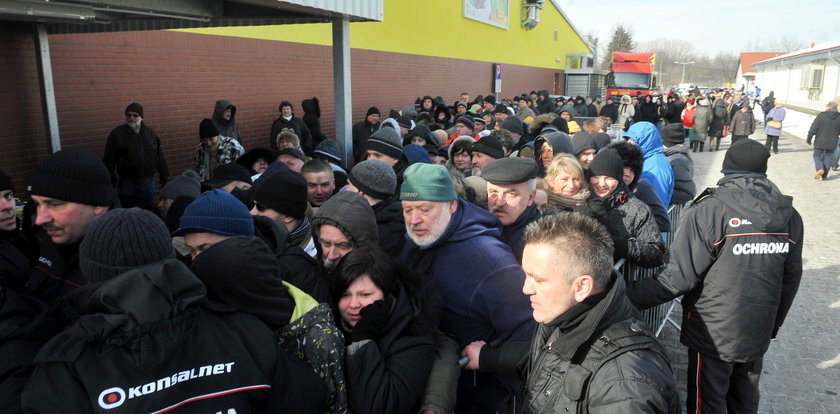 W Biedronce i Lidlu się zaczęło. Rozdają za darmo to, co przyda się na Wszystkich Świętych