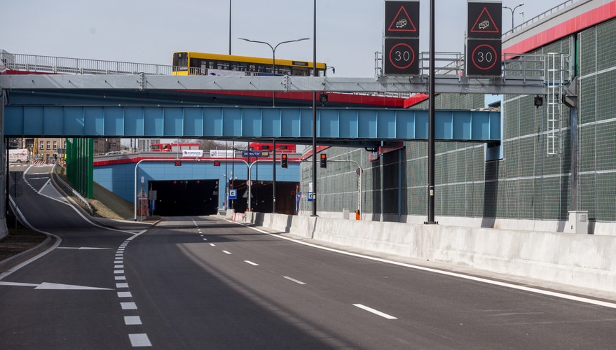 Ponieważ w poprzek starego Kanału Kłodnickiego przebiega całe odwodnienie do rzeki Kłodnicy z północnych rejonów miasta, a wzdłuż niego prowadziły dwa główne kolektory zasilające miasto w ciepło, przed rozpoczęciem budowy trasy trzeba było m.in. przełożyć i przebudować te instalacje.
<br>
Łącznie przy przebudowie sieci wodociągowej, deszczowej, gazowej, cieplnej, elektroenergetycznej, teletechnicznej oraz kanalizacji ogólnospławnej i sanitarnej wykorzystano blisko 81 kilometrów rur i kabli, a także ponad 48 km światłowodów. Instalacja odwodnieniowa tego odcinka i kanalizacja deszczowa liczą po ponad 20 km rur i korytek.
<br>mtb/ lun/ woj/
<br><br> fot. (zuz) PAP/Andrzej Grygiel