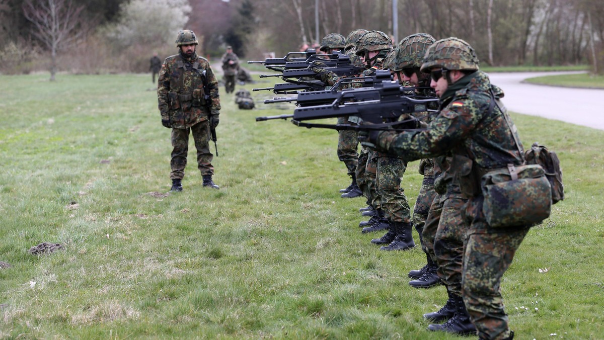 German Defence Ministers visits battalion in Husum