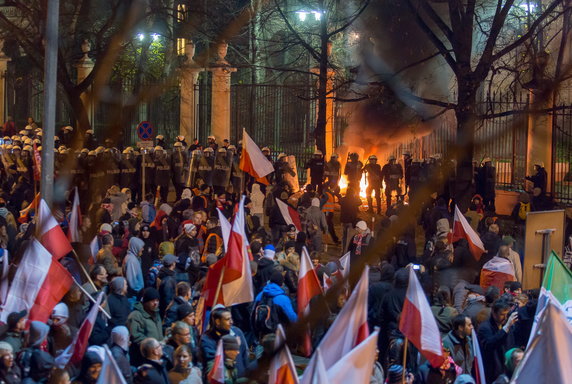 Tak wyglądał pożar budki przed ambasadą Rosji