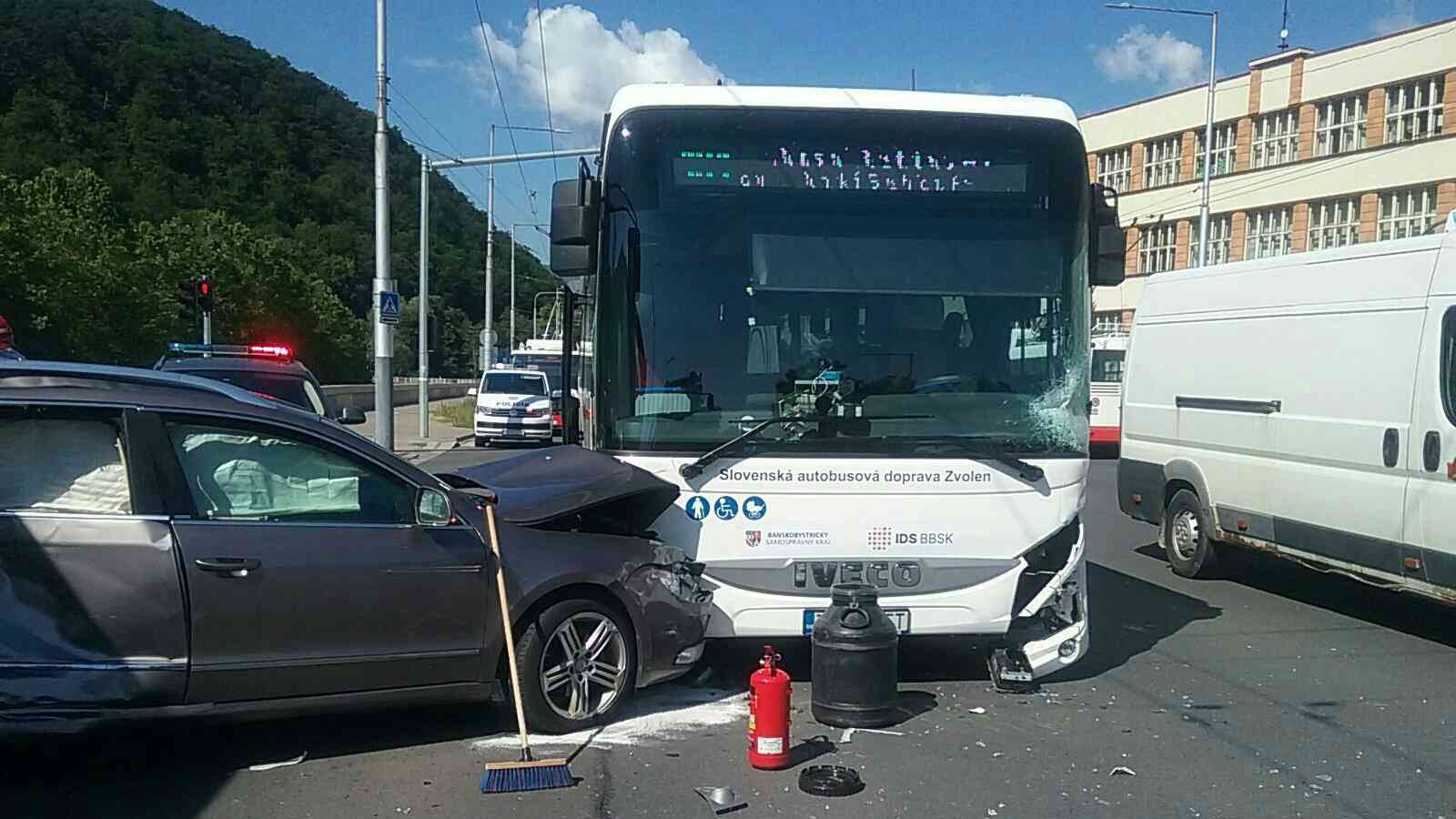 Nehoda autobusu a auta v Banskej Bystrici.