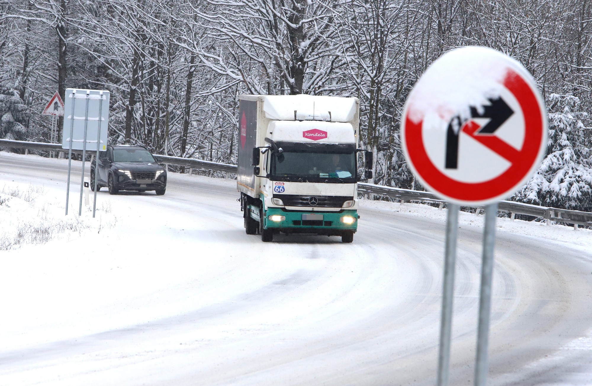 Doprava po rannom snežení na horskom priechode Donovaly pri Banskej Bystrici.