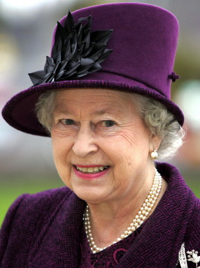 BRITAIN-QUEEN-ELIZABETH-VISITS-HOSPITAL 1