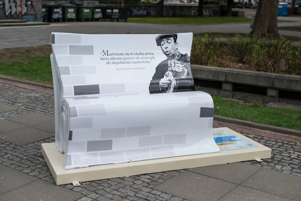 Oryginalne ławki w kształcie książek promują czytelnictwo w Łodzi i  Warszawie - Sztuka