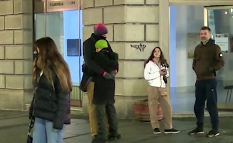 Akteri se igrle spred galerije ULUS u Knez Mihailovoj ulici