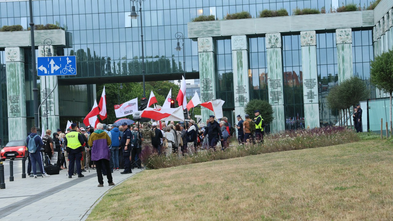 Gorąco przed Sądem Najwyższym. Atmosfera robi się napięta [RELACJA NA ŻYWO]