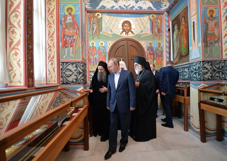 Prezydent Rosji Władimir Putin (C) z patriarchą Moskwy i Wszechrusi Cyrylem (z tyłu) uczestniczą w zwiedzaniu rosyjskiego monasteru św. Pantelejmona podczas wizyty na Górze Athos
