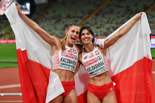 Polki Natalia Kaczmarek (L) i Anna Kiełbasińska (P) cieszą się po finałowym biegu na 400 m=