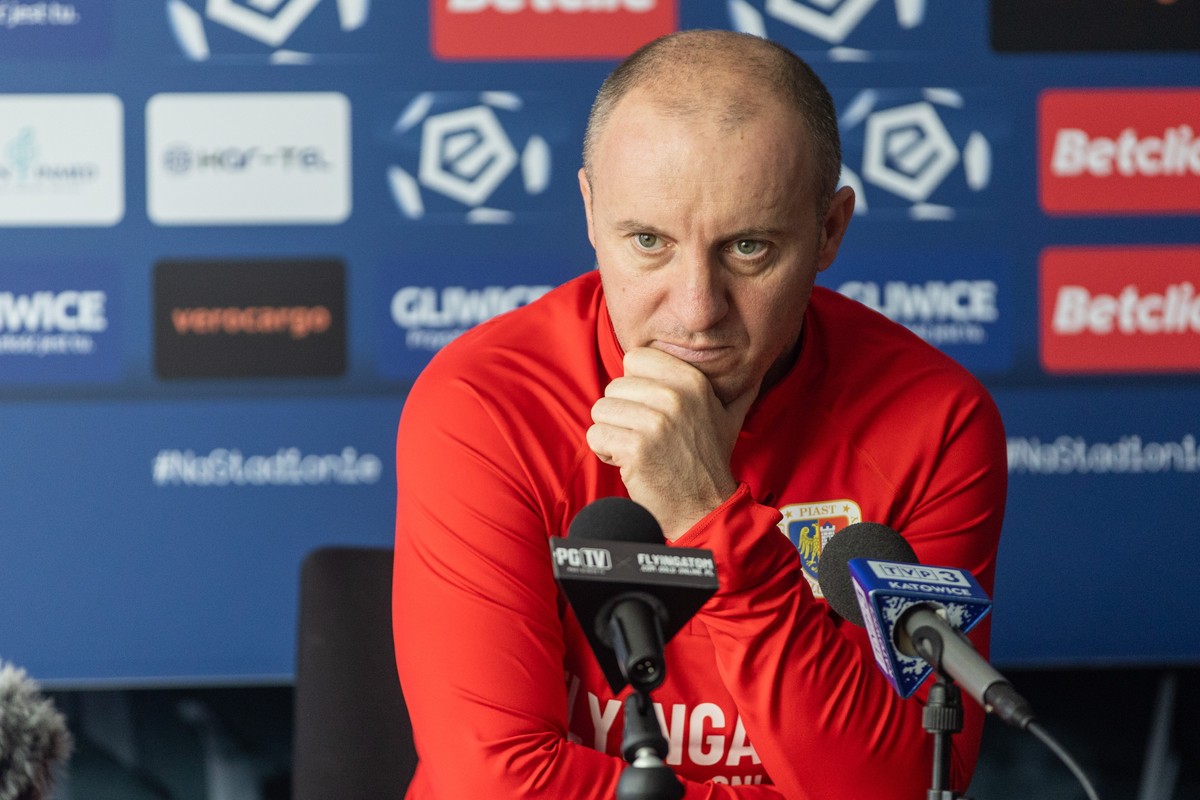 Trener Piasta Aleksandar Vukovic podczas konferencji prasowej w Gliwicach