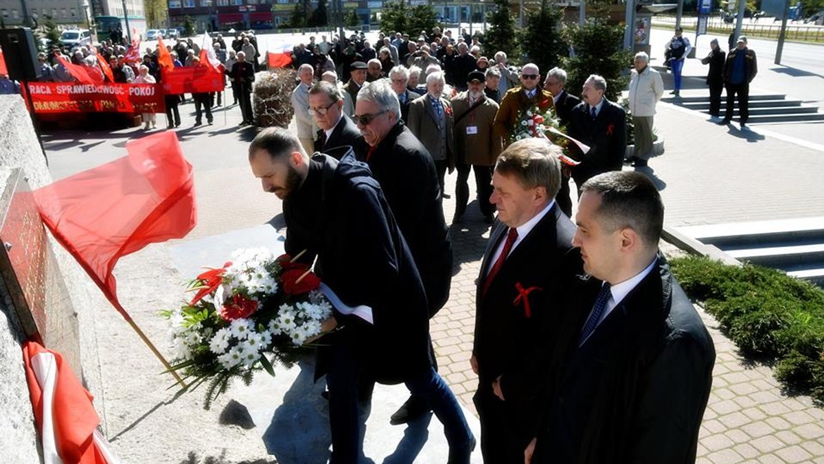 Działacze komunistyczni na całym świecie protestują przeciwko planowanej delegalizacji Komunistycznej Partii Polski - pisze "Rzeczpospolita". Skąd sympatia dla kanapowej partii?