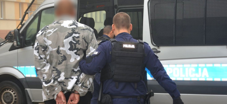 Fałszywi policjanci związali kobietę i ukradli biżuterię za niemal milion złotych