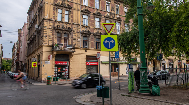 A szabályos parkolásra figyelmeztető táblákat helyezett ki a BKK A VII. kerületben / Fotó: MTI/Balogh Zoltán