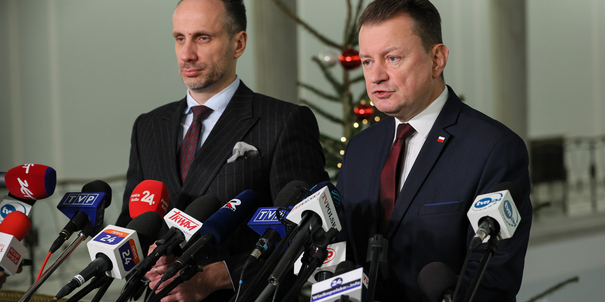 Mariusz Błaszczak i Janusz Kowalski zapowiadają wniosek o wotum nieufności wobec Bartłomieja Sienkiewicza