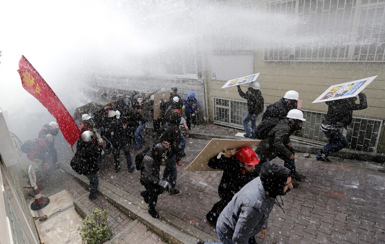 Demonstracje 1 maja w Turcji. Fot. EPA/TOLGA BOZOGLU/PAP/EPA
<br>
<br>
Turecka policja użyła armatek wodnych oraz gazu łzawiącego przeciw protestującym w Stambule. W ten sposób chciała zapobiec przedostaniu się tłumu na plac Taksim - główne miejsce spotkań zeszłorocznych demonstrantów i protestujących.
<br>
<br>
Na wniosek służb bezpieczeństwa władze Stambułu wstrzymały część publicznego transportu miejskiego. Rozmieściły również tysiące policjantów blokujących dostęp do placu Taksim. Miejsce to jest tradycyjnym punktem zbiórki protestujących związkowców, otoczonym hotelami, restauracjami i sklepami.
<br>
<br>
Demonstranci, wymachując flagami, usiłowali przełamać linie policyjne. W stronę tych, którzy rzucali fajerwerki i kamienie w dzielnicy Besiktas, nieopodal placu Taksim, policja skierowała armatki wodne i gaz łzawiący.
<br>
<br>
W zeszłym tygodniu premier Recep Erdogan zakazał związkowcom wszelkich protestów pierwszomajowych na placu Taksim. W zamian turecki rząd zaproponował, aby zgromadzenia odbywały się na obrzeżach Stambułu, jednak przedstawiciele związków odrzucili ten pomysł.
<br>
<br>
