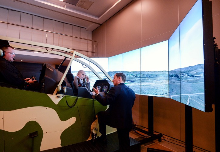 Śmigłowce z rodziny AH-1 wielokrotnie sprawdziły się w warunkach bojowych. Maszyny tego typu (np. AH-1 Cobra) wykorzystywane były w wielu konfliktach i misjach na całym świecie. 
<br>
<b>Na zdjęciu:<b> Prezentacja kokpitu śmigłowca Bell Helicopter AH-1Z Viper  <br><br>(mo/cat) (obm/cat) PAP/Marcin Obara