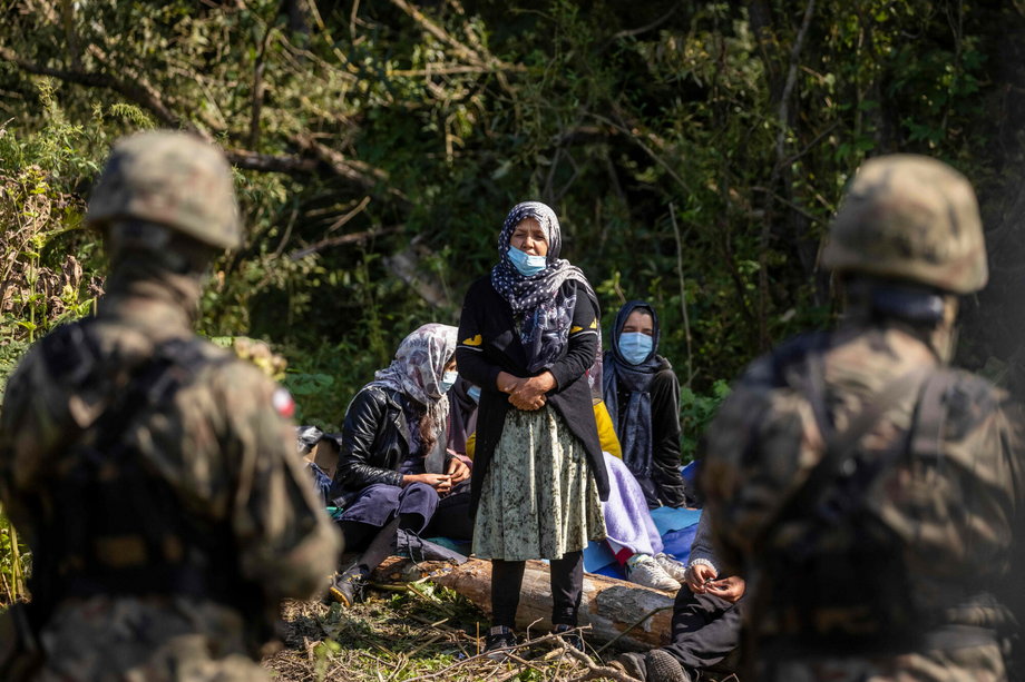 Od kilkunastu dni w pobliżu miejscowości Usnarz Górny na granicy z Białorusią koczuje grupa migrantów.