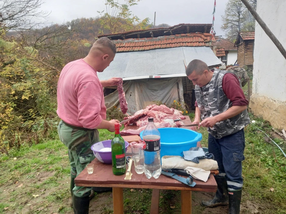 "Kad se svinja zakolje, krene se u odvajanje mesa koje je za sušenje"