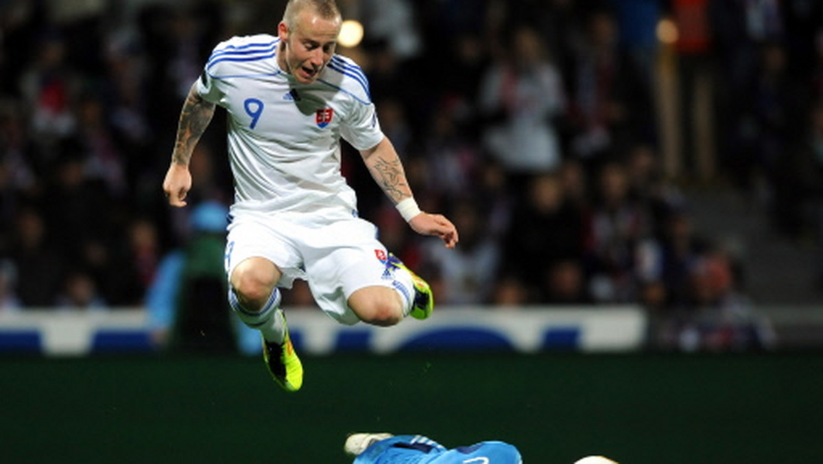 Piłkarze reprezentacji Słowacji, Miroslav Stoch i Vladimir Weiss, nie wystąpią w sobotnim meczu z Polską. Obu skrzydłowych wyeliminowały kontuzje kolana, z którymi się borykają.