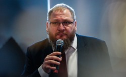 "Ocalałym z Auschwitz towarzyszy niemożność nazwania wielu doświadczeń"