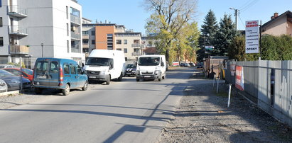 Są nowe bloki, ale nie ma chodników!