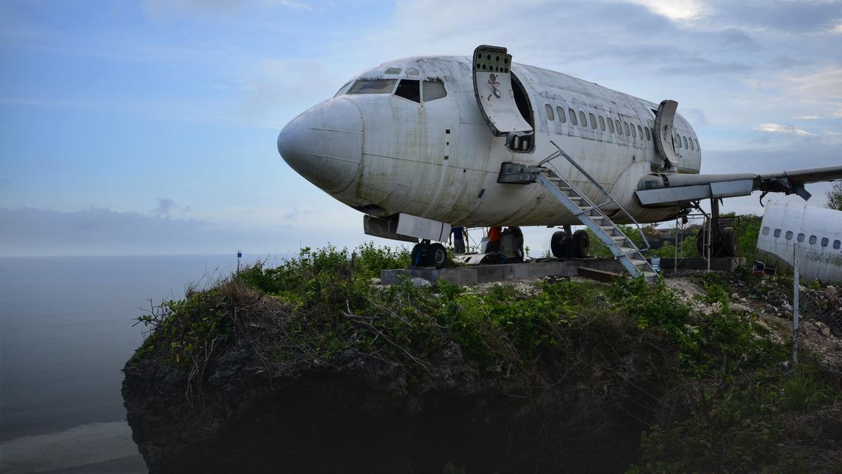 Indonezja: stary Boeing 737 na klifie ma zwabić turystów na Bali