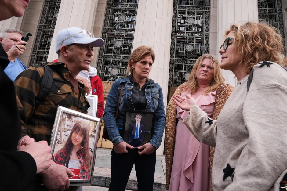 Ljudi sa slikama dece ispred sudnice u Los Anđelesu 11. februara tokom ključnog procesa u vezi odgovornosti tehnoloških kompanija i društvenih mreža