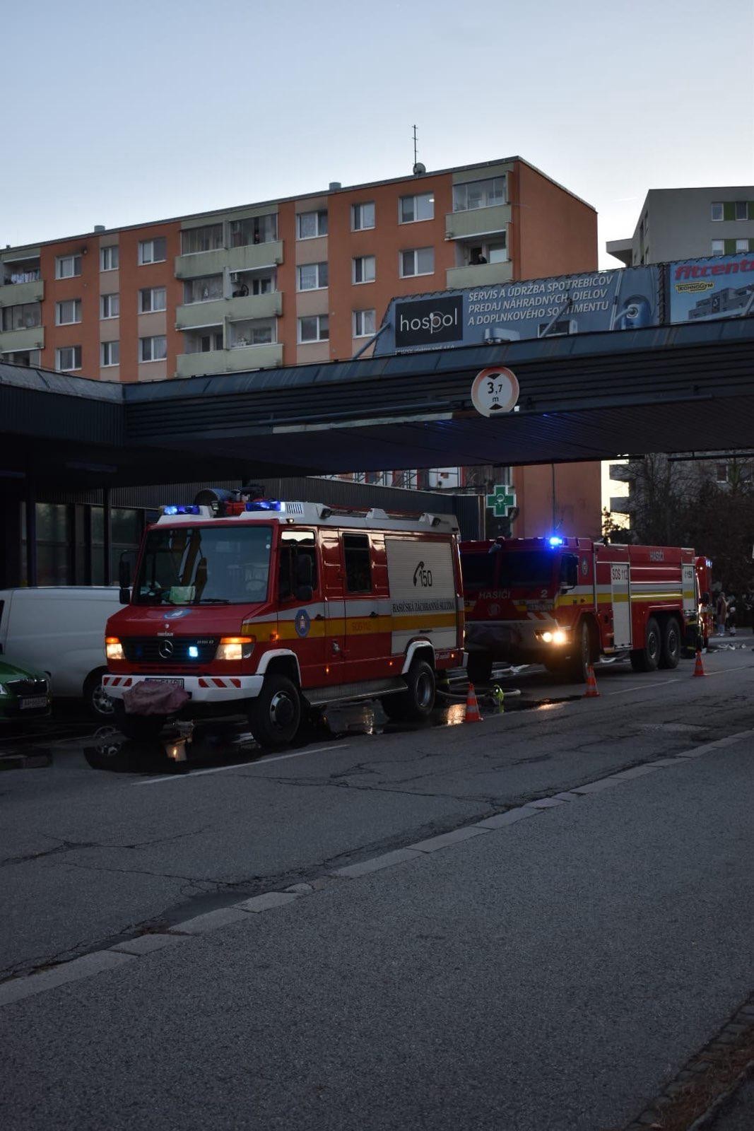 Hasiči v sobotu zasahovali pri požiari v potravinách v bratislavskej Rači.