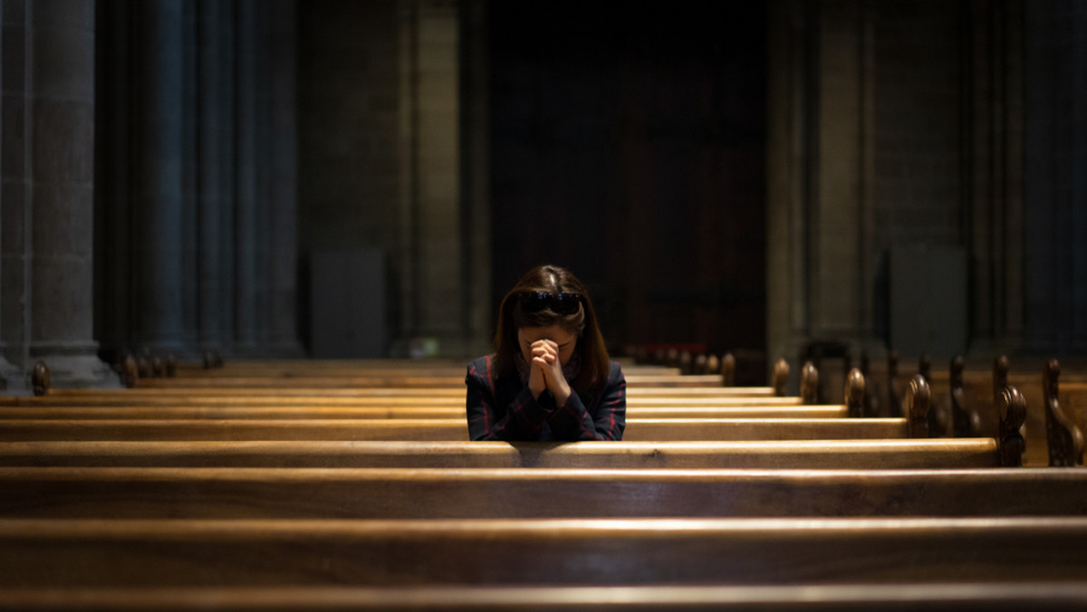 Spada religijność. Dlaczego młodzi ludzie odchodzą od Kościoła?