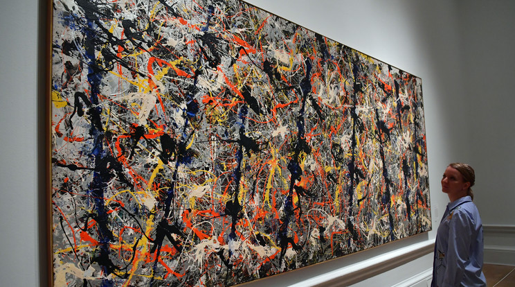 Az absztrakt expresszionizmus vagy Jackson Pollock művészete nem mindenki ízlése szerint való, a meleg színek szeretete viszont univerzális. A felvételen az amerikai festő Kék pólusok című műve látható. / Fotó: Getty Images