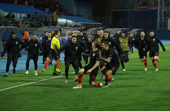 Tin Jedvaj sa saigračima slavi pobednički pogodak protiv Španije u 93. minutu