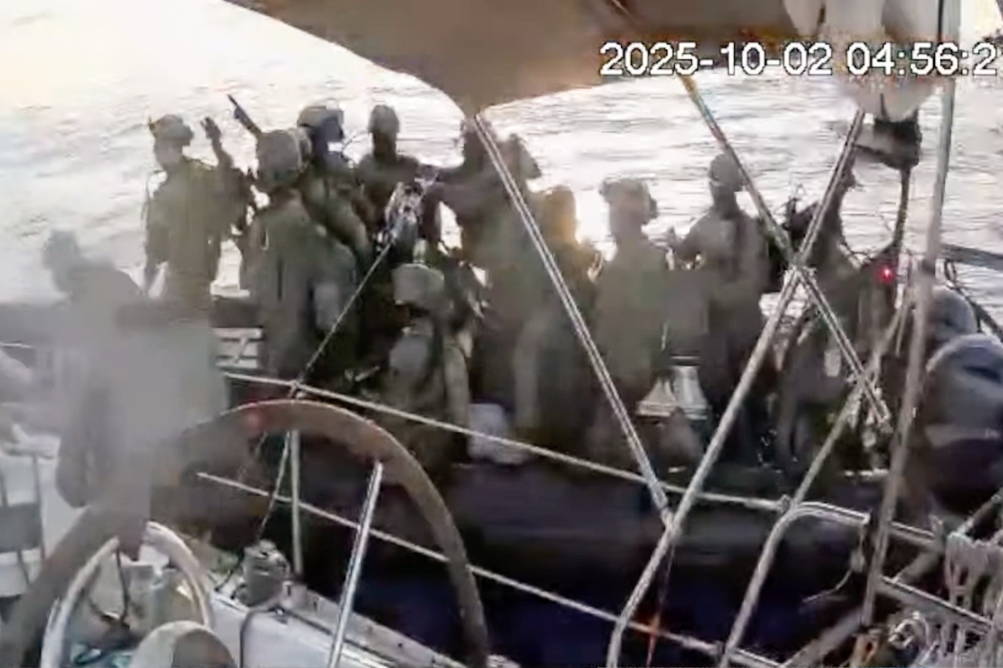  Na videosnímke izraelskí vojaci sa približujú k jednej z lodí flotily Global Sumud, ktorá sa plavila do Pásma Gazy.