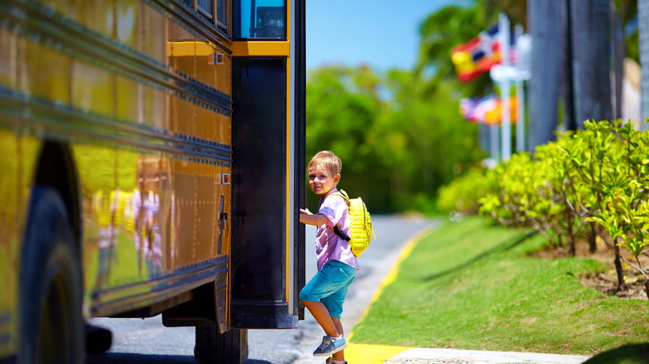 Chłopiec wysiada z autobusu (zdjęcie ilustracyjne)