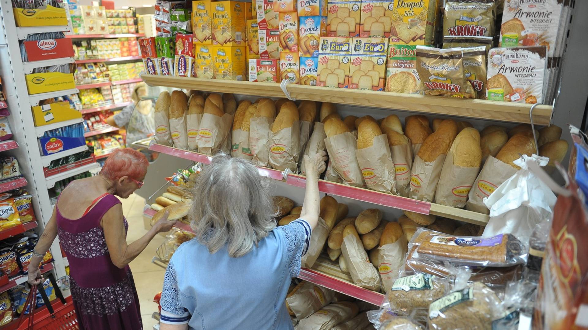 Žena je ispipala doslovno svaki hleb pre nego što je uzela onaj koji će da kupi i ljudi su zgroženi