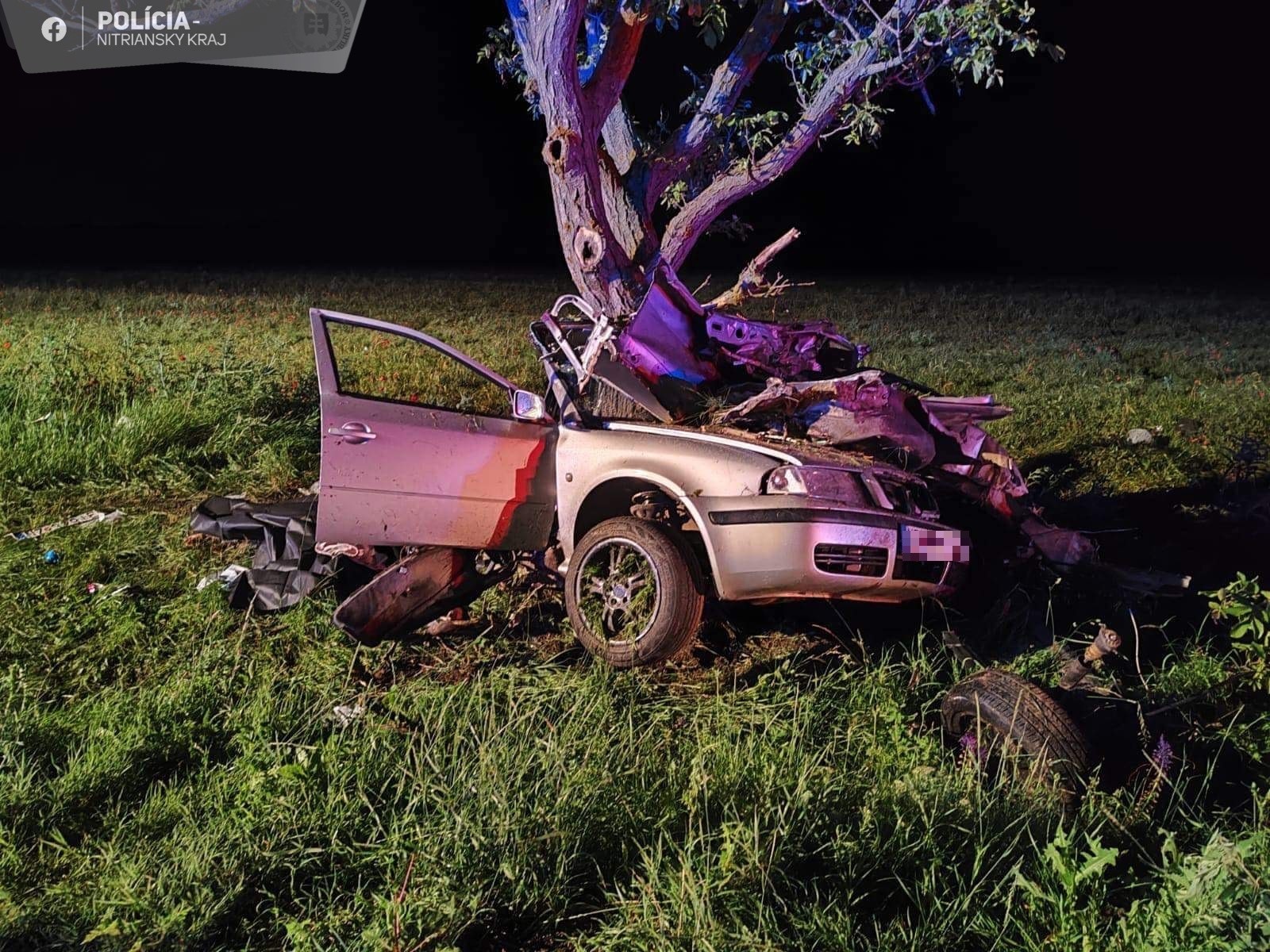 Pri tragickej nehode zahynuli dvaja mladí ľudia.