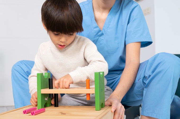 KórházSuli - tartós betegségből gyógyuló gyerekek munkáiból látható kiállítás