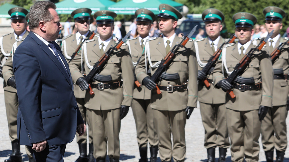 Awanse na wyższe stopnie, medale za zasługi i wieloletnią służbę odebrało dziś po południu w Białymstoku ponad dwustu funkcjonariuszy Podlaskiego Oddziału Straży Granicznej podczas obchodów święta Straży Granicznej.