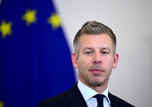 Ovo je devojka Petera Mađara: Krišom snimljen na aerodromu