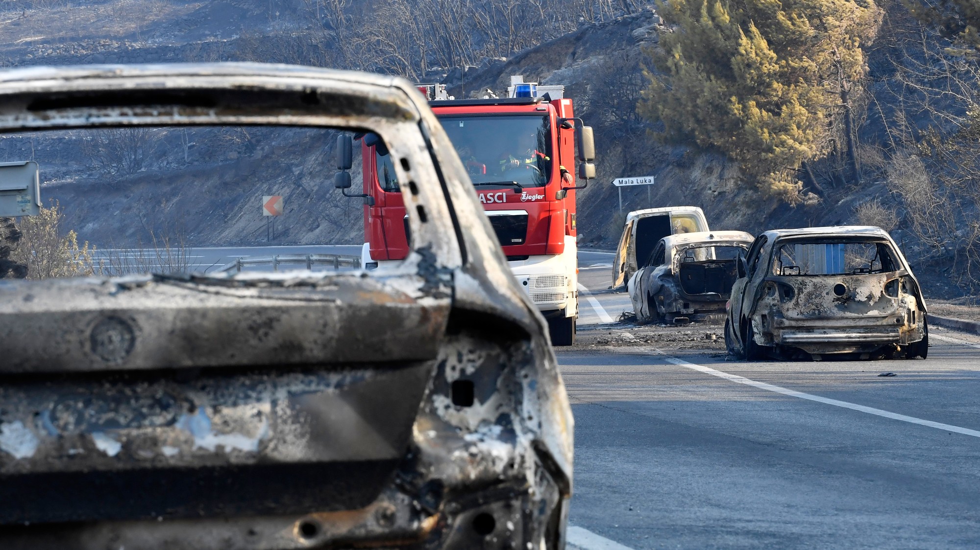 Chorvátsku obec Lokva Rogoznica južne od Splitu zasiahol lesný požiar. 