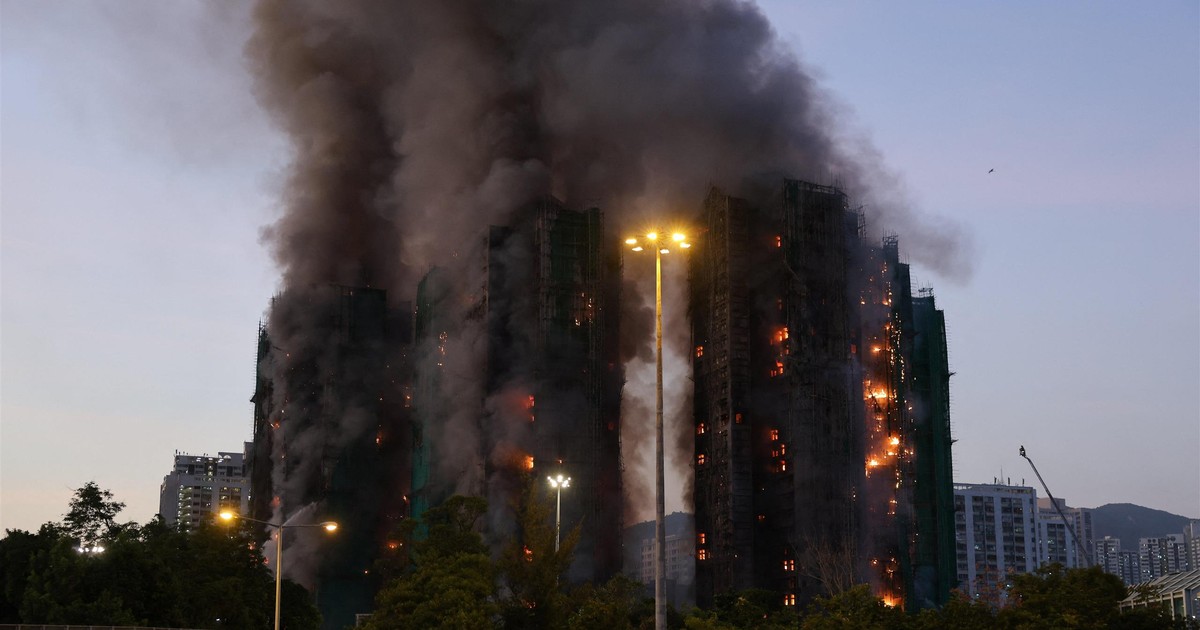 Monstrualny pożar wieżowców w Hongkongu. Zgliszcza skrywają więcej ofiar