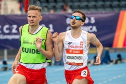 Niewidomy Aleksander Kossakowski i jego przewodnik Krzysztof Wasilewski ) podczas lekkoatletycznych mistrzostw Europy w Bydgoszczy