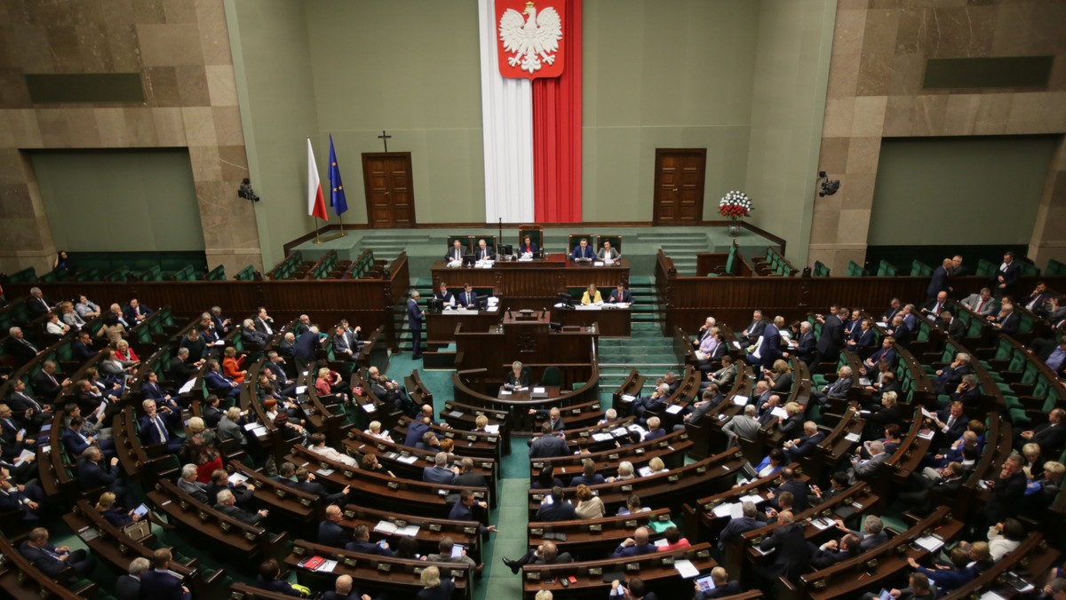 Już siedem, a nie jak dotąd 15 osób będzie mogło założyć stowarzyszenie - zakłada prezydencki projekt nowelizacji Prawa o stowarzyszeniach, nad którym debatował w dzisiaj wieczorem Sejm. Projekt poparły zgodnie wszystkie kluby. Projekt, złożony przez poprzedniego prezydenta, Bronisława Komorowskiego, trafił do Sejmu jeszcze w grudniu 2014 roku. Projekt poparł też prezydent Andrzej Duda.