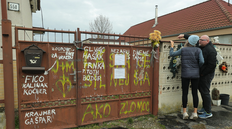 Már az ötödik évforduló előtti napon sokan zarándokoltak el a gyilkosság helyszínére  Fotó : Czerkl Gábor