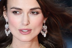 Keira Knightley piękna w deszczu i ramionach słynnego Sherlocka [ZDJĘCIA]