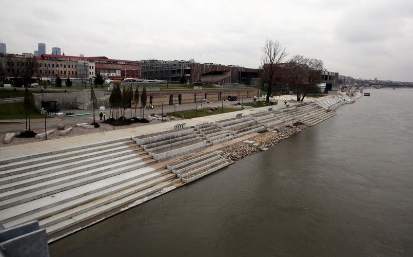 'Wszystko wskazuje, że część bulwarów między mostem Świętokrzyskim a ul. Karową będzie oddana do 30 kwietnia (...) Chcielibyśmy, żeby do 30 czerwca była gotowa druga część - za ul. Karową do mostu Śląsko-Dąbrowskiego' - powiedziała na konferencji zorganizowanej na budowanych bulwarach prezydent stolicy Hanna Gronkiewicz-Waltz.

Podkreśliła, że bulwary powstają w bezpośrednim sąsiedztwie Centrum Nauki Kopernik i obecnej siedziby Muzeum Sztuki Nowoczesnej. 

<br><br> (mr) PAP/Tomasz Gzell