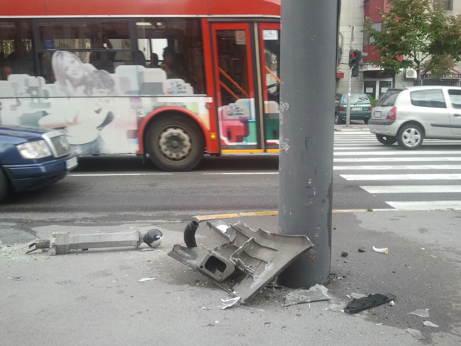 Kombi je udario u banderu, jer je vozaču pozlilo