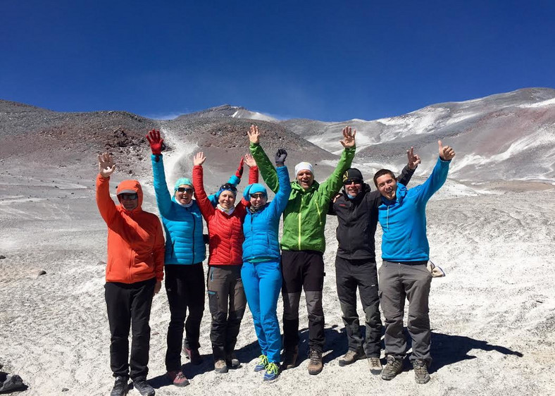 Cała ekipa w obozie Atacama (5200 m. n.p.m.) ze szczytem w tle, fot. archiwum prywatne